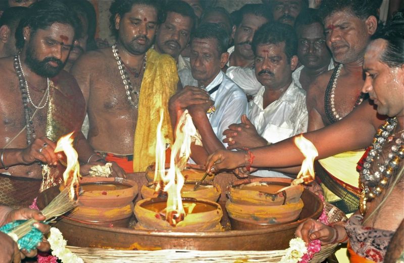 04-Arunachala Deepam
Lighting of Pancha Deepam in the big temple of Arunachala during Karthigam deepam festival 
Keywords: Tiruvannamalai;Arunachala;Karthigaideepam;hindufestival
